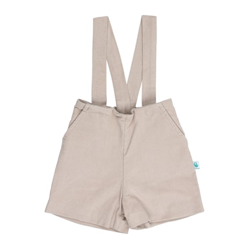 Calções para bebé com alças feitos em tecido de bombazine beije. Os calções têm bolsos à frente, forro interior e um elástico na cintura nas costas para um melhor ajuste.