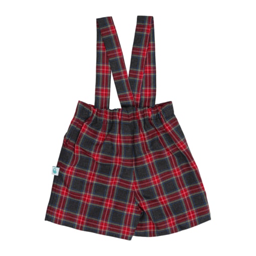 Calções para bebé com alças feitos em tecido de xadrez vermelho e preto 100% algodão. Os calções têm bolsos à frente, forro interior e um elástico na cintura nas costas para um melhor ajuste.