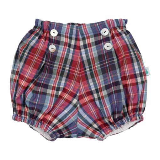 Calções para bebé do tipo tapa fraldas feitos em tecido de xadrez com tons de azul e vermelho. Tem quatro botões de madrepérola decorativos na frente e um elástico suave na cintura e nas pernas para um melhor ajuste.