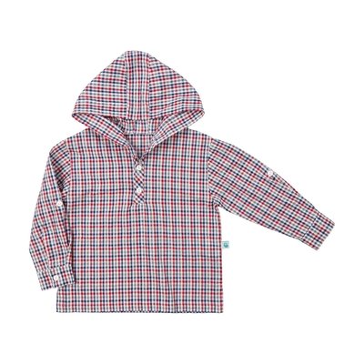 Camisa para criança com padrão quadriculado azul, cinzento, vermelho e branco. Destaques de texto salientam algumas características: 100% algodão; abertura com três botões na frente; mangas compridas ajustáveis; carapuço.