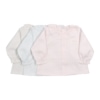 Conjunto de três camisas de bebé brancas com pintas de diferentes cores.