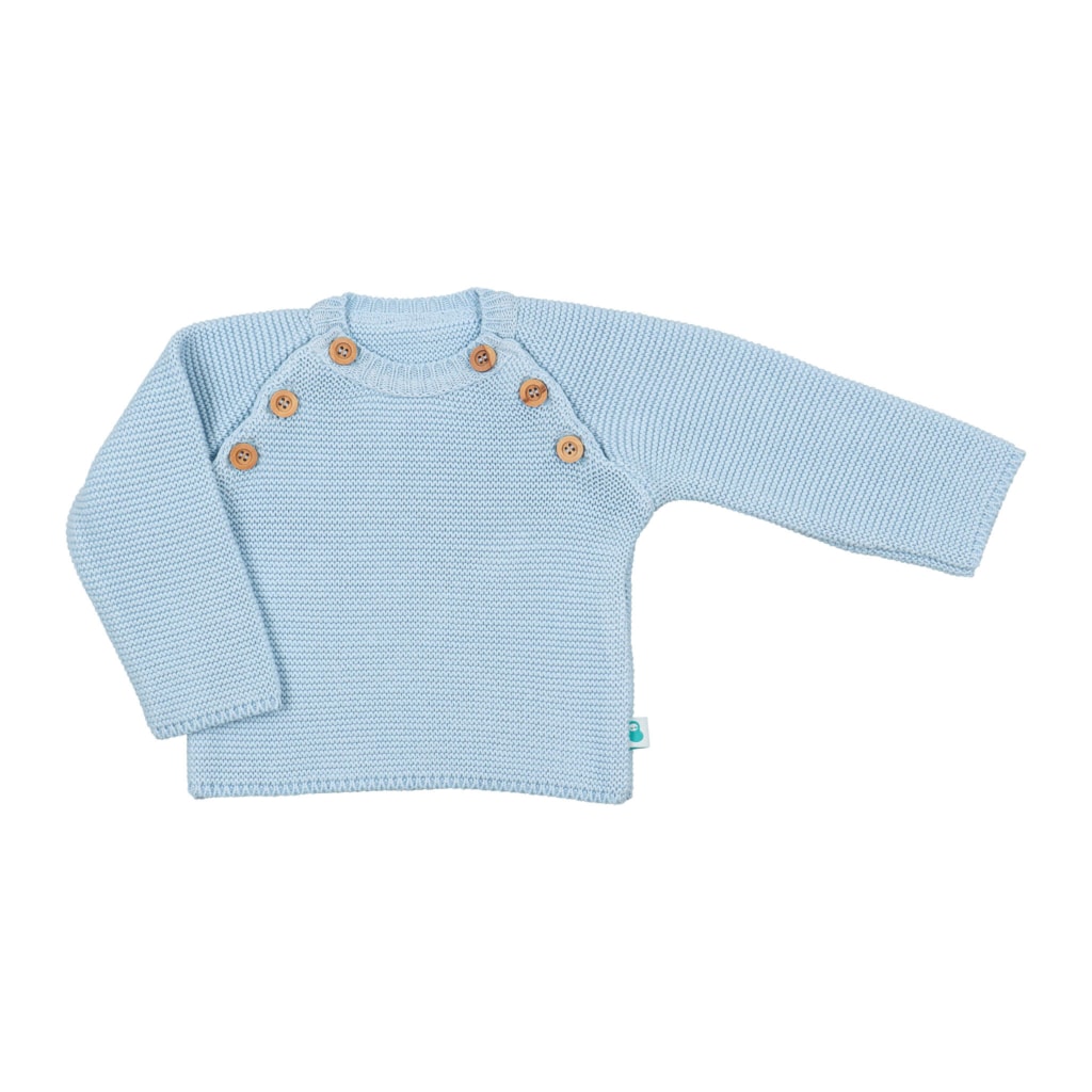 Vista de frente camisola azul para bebé. Aperta de cada lado com 3 botões de madeira.