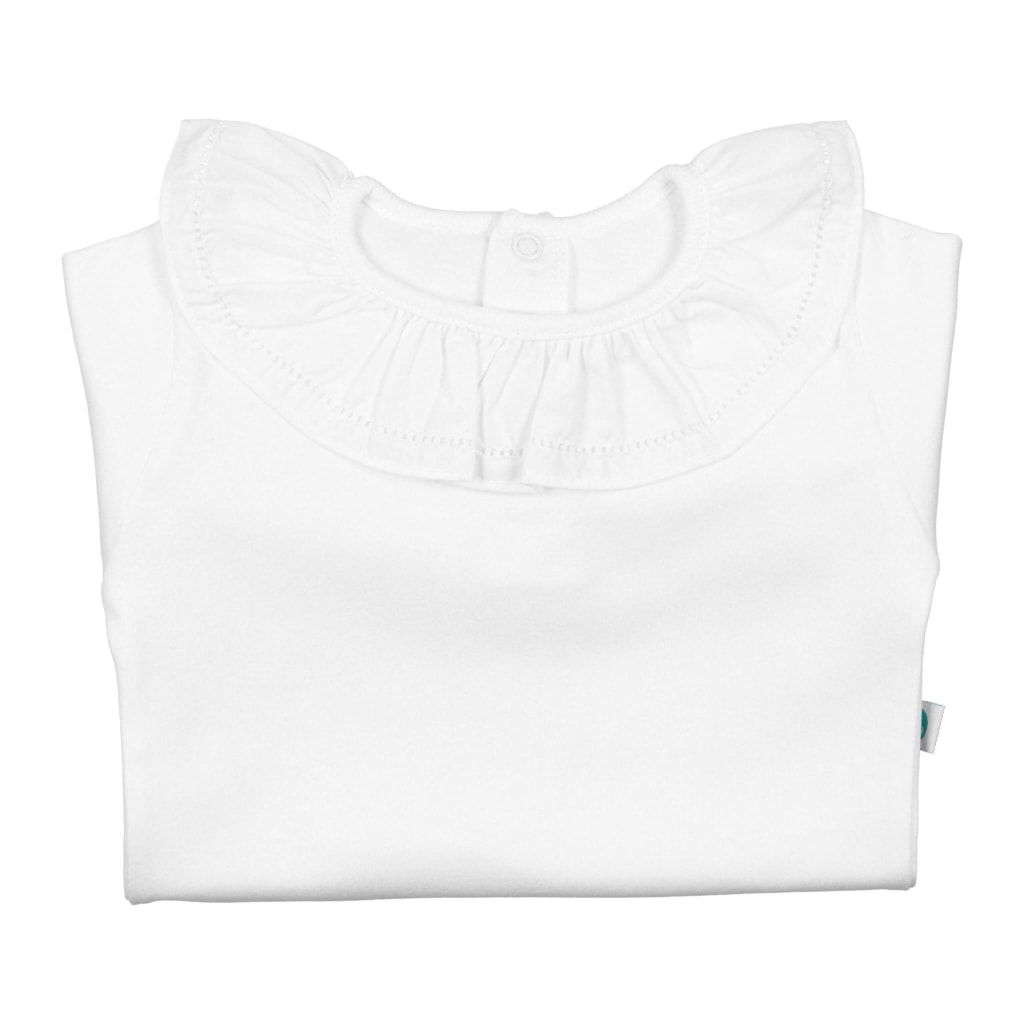 Camisola e camisa de bebé com gola em bainha aberta. Branca, feita em algodão, dobrada.