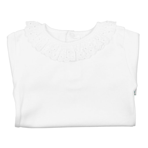 Camisa de bebé branca dobrada com gola em bordado inglês.