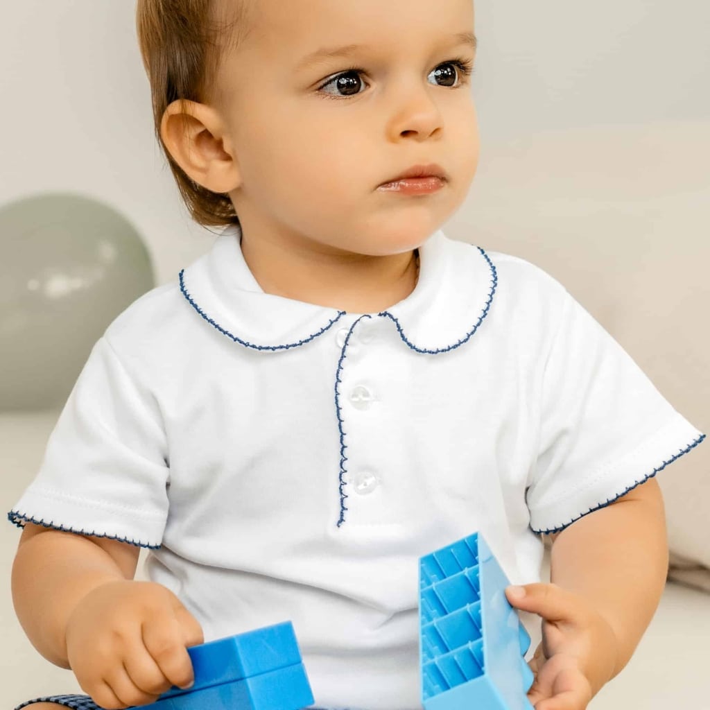 Bebé com camisola de manga curta com pormenor azul marinho na gola