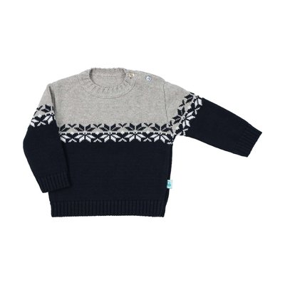 Camisola para bebé em malha tricotada com detalhe jacquard em tons de azul marinho, cinzento e branco. Aperta com dois botões no ombro.