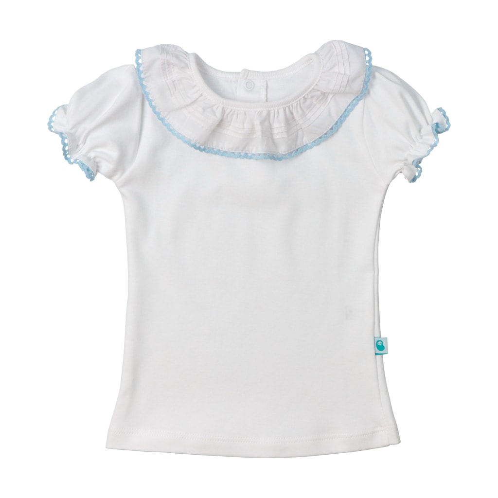 Camisola branca para bebé de manga curta com a gola em tecido branco e um renda azul. As mangas são em balão e têm a mesma renda.