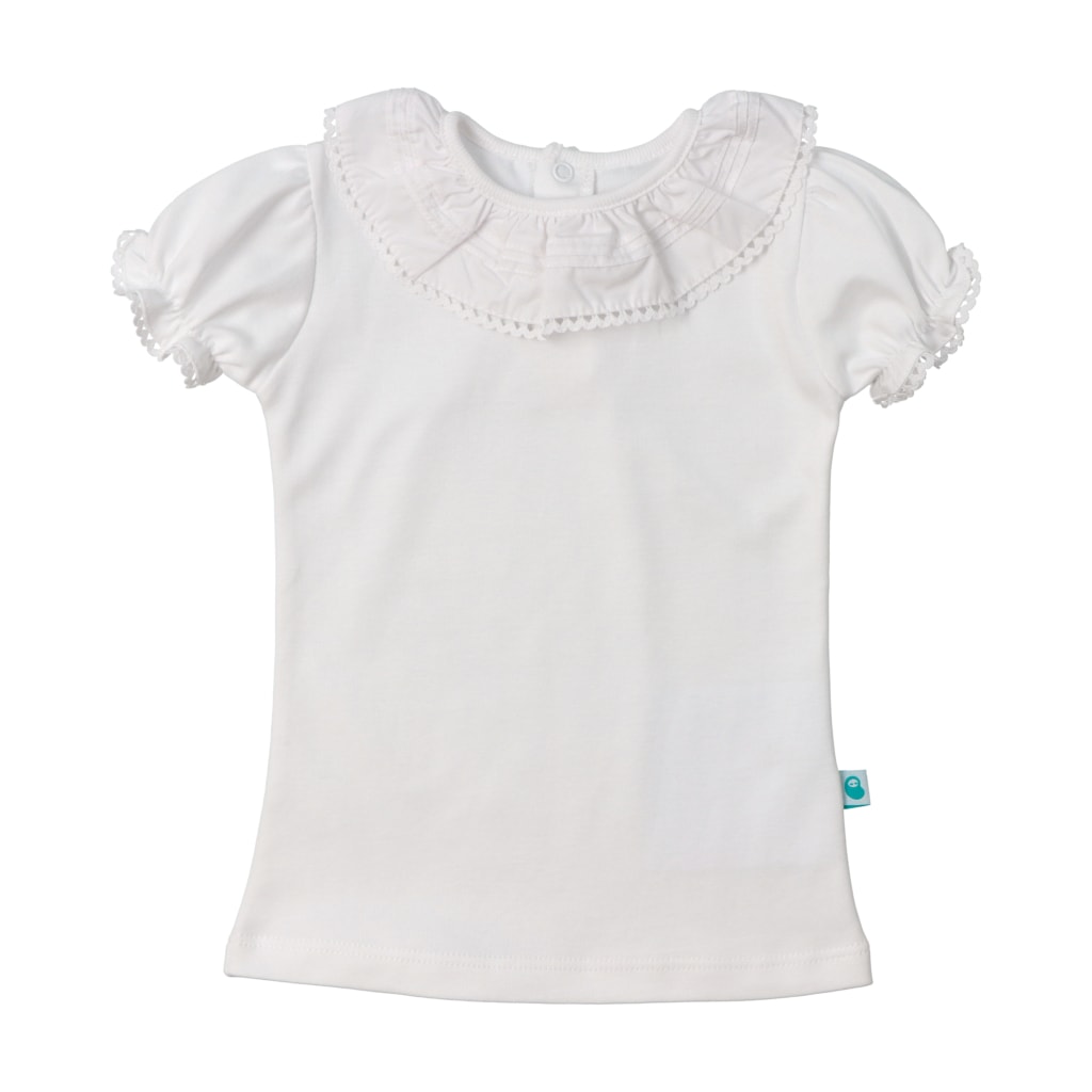 Camisola branca para bebé de manga curta com a gola em tecido branco e um renda branca. As mangas são em balão e têm a mesma renda.