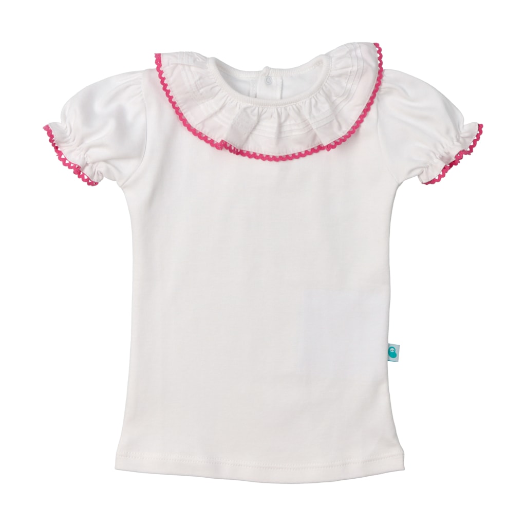 Camisola branca para bebé de manga curta com a gola em tecido branco e um renda rosa forte. As mangas são em balão e têm a mesma renda.