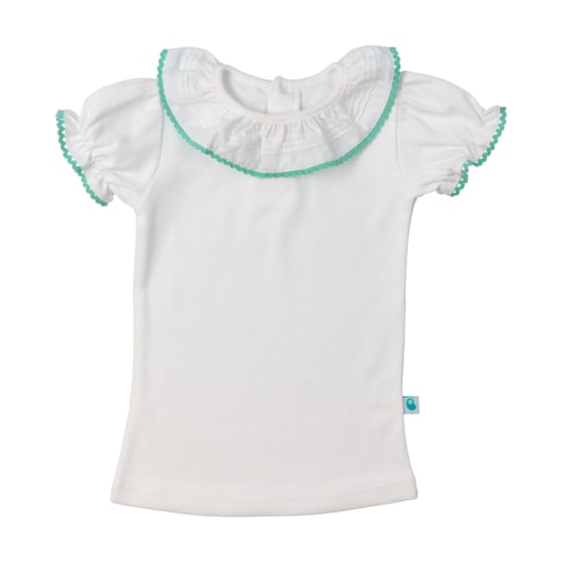 Camisola branca para bebé de manga curta com a gola em tecido branco e um renda verde. As mangas são em balão e têm a mesma renda.