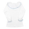 Camisola de bebé branca com gola e punhos em renda de cor azul.