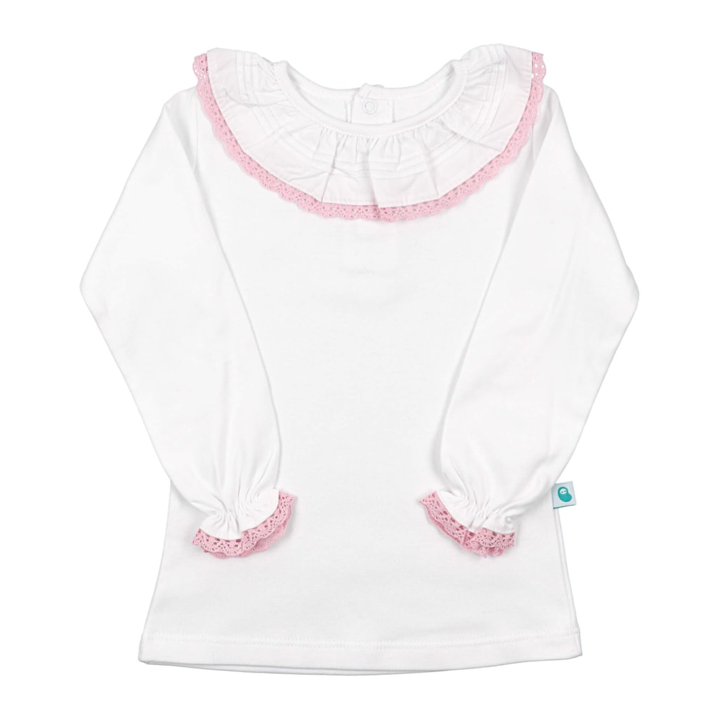 Camisola de bebé branca com gola e punhos em renda de cor rosa.