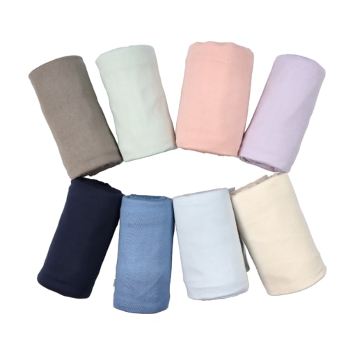 Vista de frente de oito unidades, enroladas, da capa de edredão para cama de bebé, nas cores taupe, verde claro, salmão, crú, azul marinho, azul inglês, azul claro e lavanda.