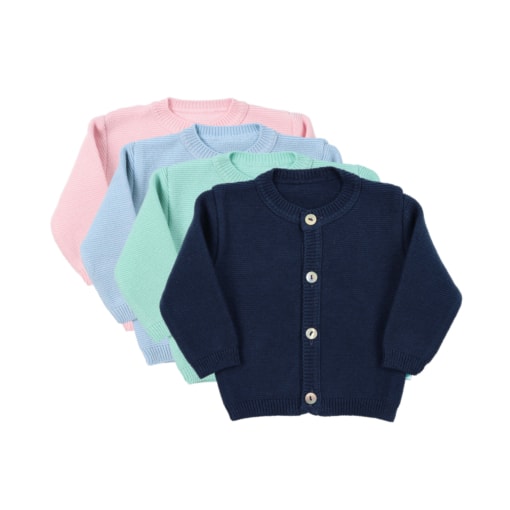 Conjunto de quatro casacos de malha para bebé feitos em algodão. Têm botões de madeira na frente e estão disponíveis em verde água, rosa claro, azul claro e azul marinho.