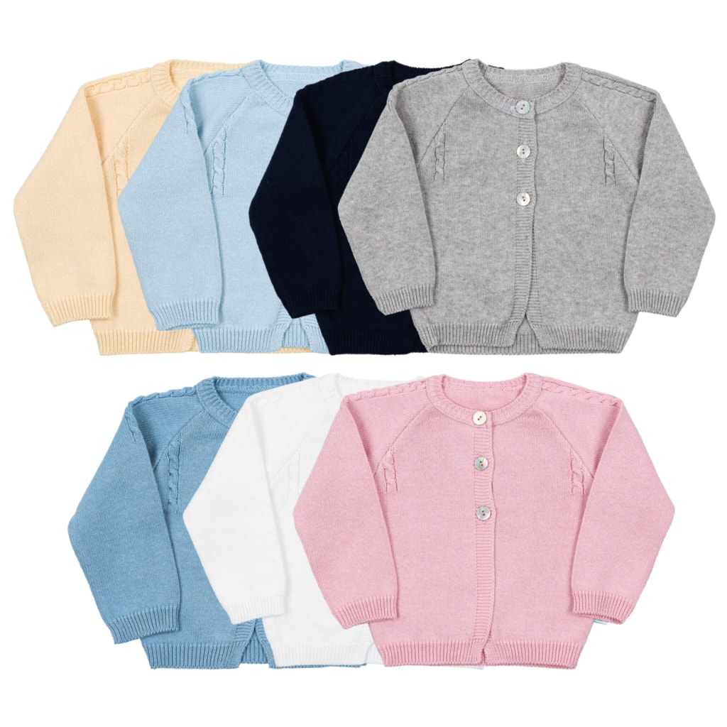 Conjunto de sete casacos de malha para criança.