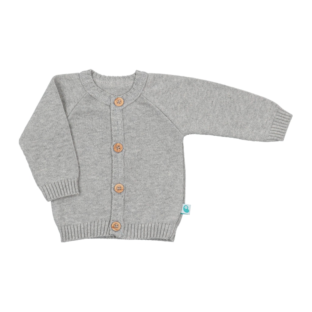 Frente de casaco de malha de bebé 100% algodão de cor cinzenta com botões de madeira.