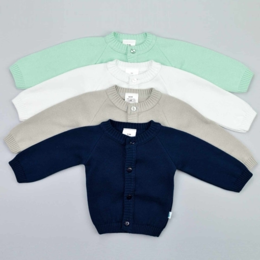 Quatro modelos do casaco de manga comprida para bebé em malha. Tem os botões à frente acompanhando a cor do casaco.