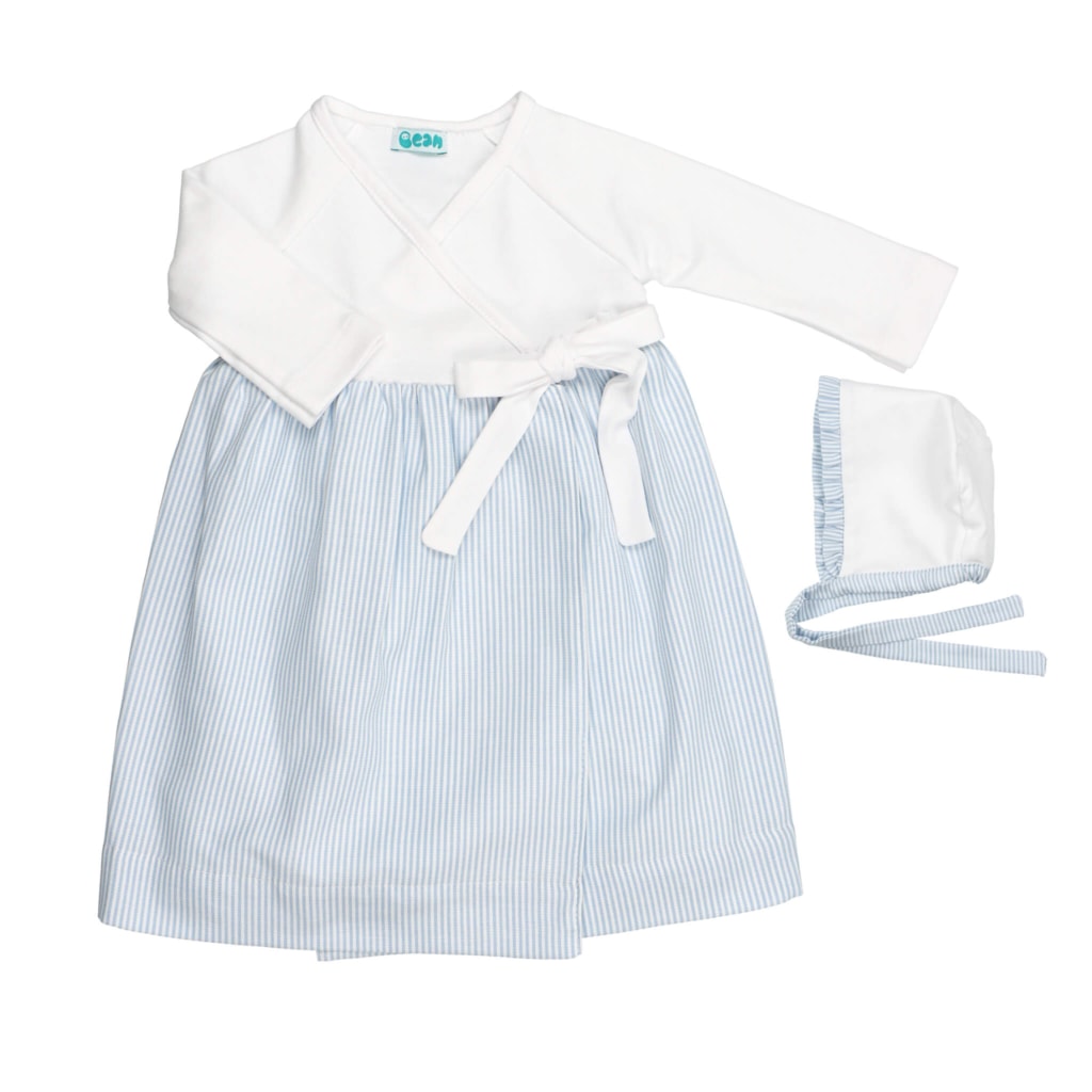 Conjunto de cueiro de bebé com touca. Em tecido branco com riscas de cor azul clara.