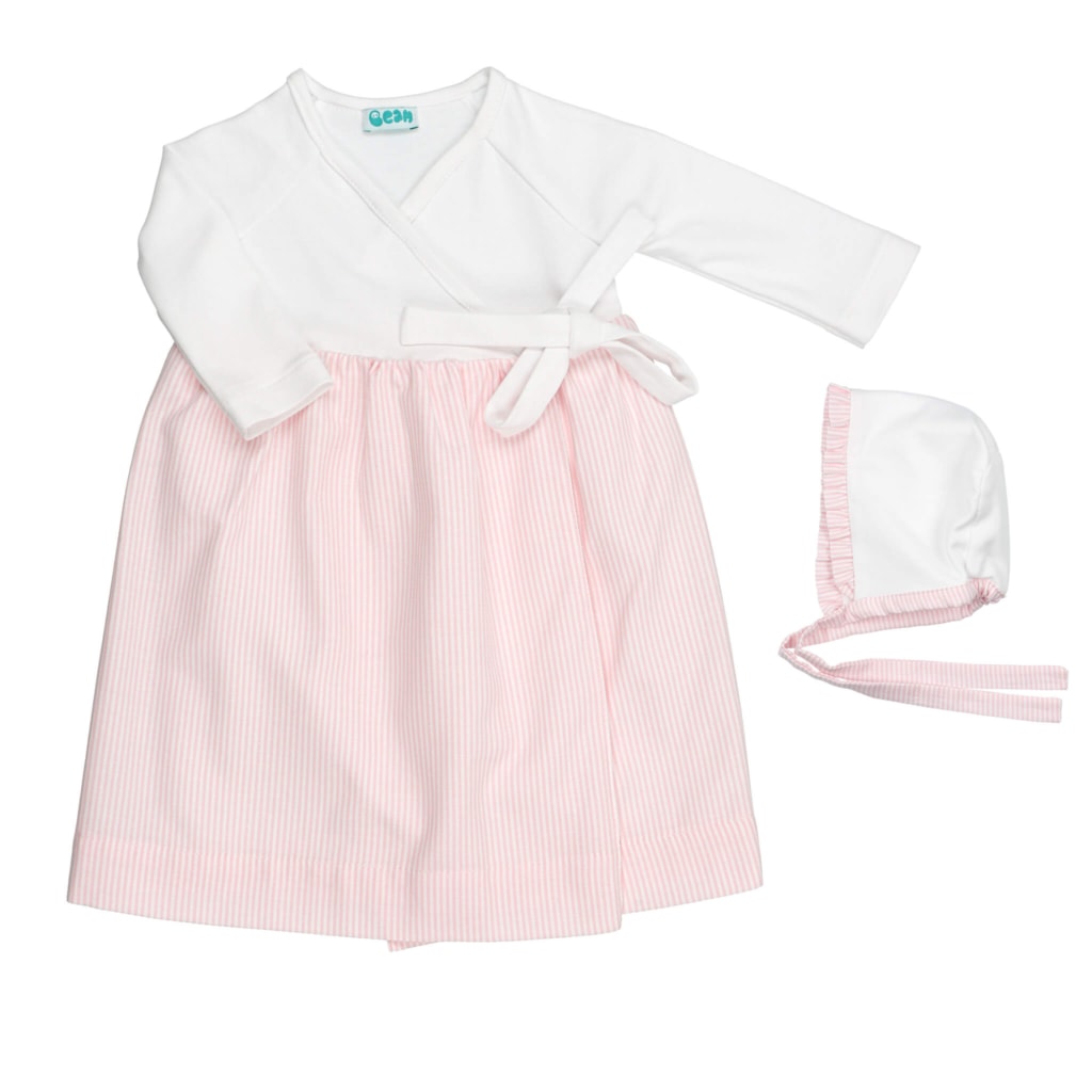 Conjunto de cueiro de bebé com touca. Em tecido branco com riscas de cor rosa claro.