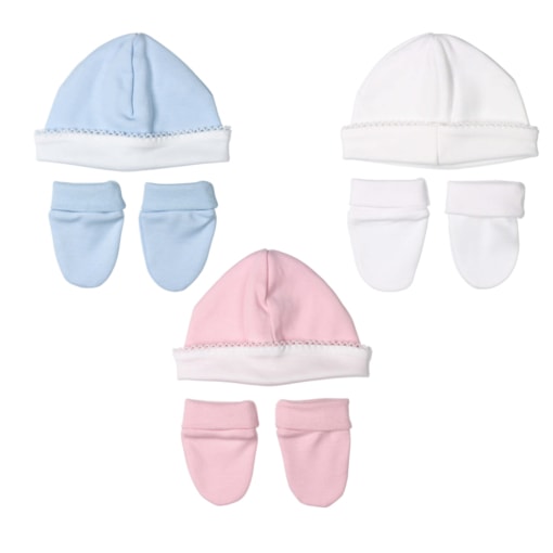 Três conjuntos de gorro e luvas para recém-nascido feitos em algodão liso de cor azul, branco ou rosa.