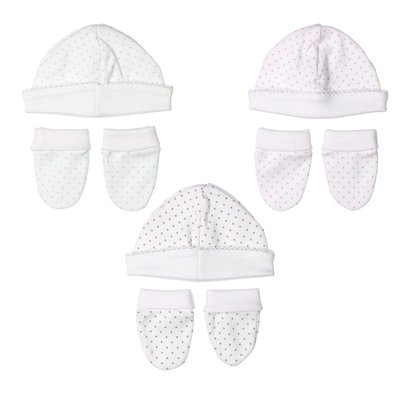 Três conjuntos de gorros e luvas brancos com pintas rosa, azul, ou cinzentas.