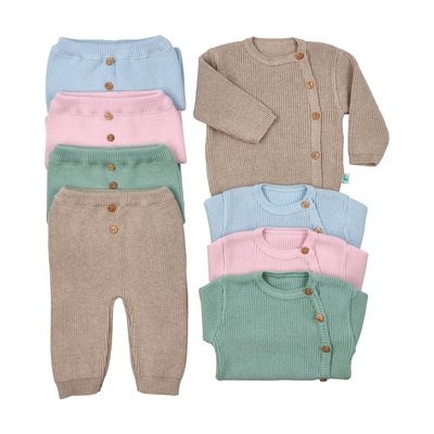 Capa do conjunto para bebé de camisola e calças de perna e manga comprida em quatro variações de cores. Destaques de texto salientam algumas características: 100% algodão; camisola com decote redondo e abertura em raglan; botões de madeira à frente; calças com elástico.