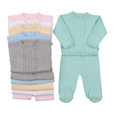 Conjunto de calças e camisola de malha para bebé.