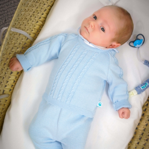 Conjunto para bebé feito de calças e camisola de malha em algodão azul claro.