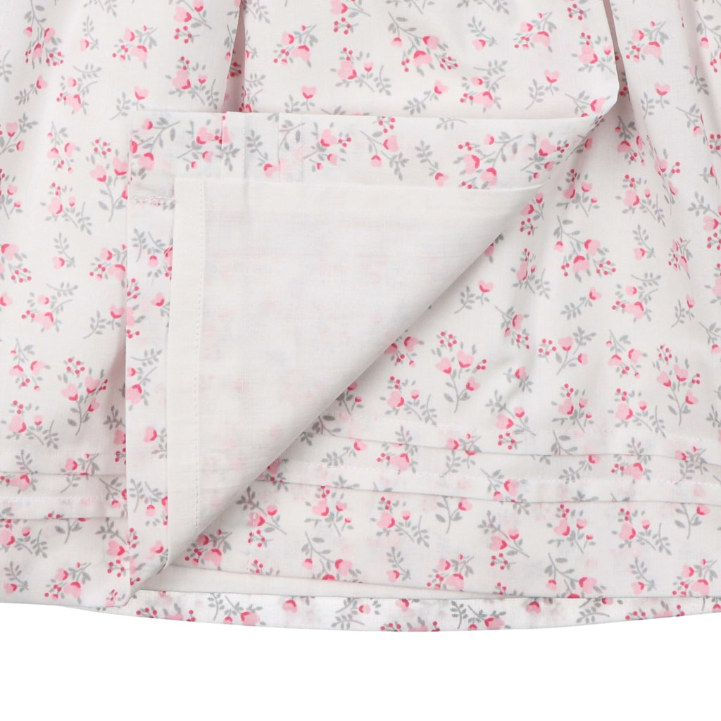 Tecido e forro 100% algodão de um cueiro para bebé com padrão de flores.