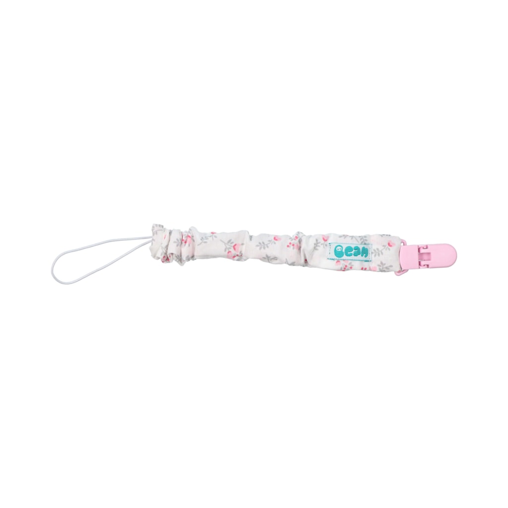 Porta chupetas para bebé feito em tecido de algodão branco com um padrão de flores rosa. Tem um elástico interior, fecho rosa em plástico e um elástico branco na ponta para prender a chupeta.