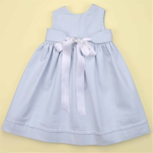 Cueiro de bebé em tecido de algodão azul com uma fita de cetim branca que fecha à frente em laço.