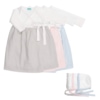 Conjunto de três cueiros de bebé com touca a acompanhar. Está disponível em azul claro, cinzento e rosa claro.