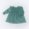 Vista Frente Vestido de bebé em bombazine verde.