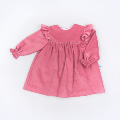 Vestido de manga comprida para bebé feito em tecido de bombazine cor de rosa, com folho nos punhos e no peito.