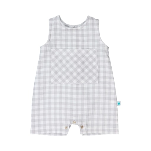 Fatinho para bebé feito em tecido vichy de algodão branco com quadrados cinzentos. Tem pernas curtas e não tem mangas. Tem um bolso no peito e fecha no entrepernas com botões de madrepérola.