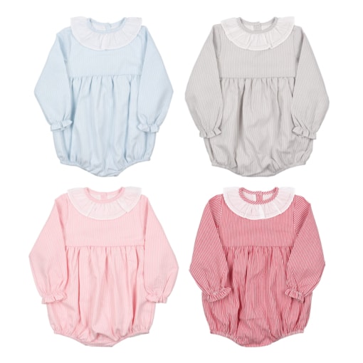 Conjunto de quatro fofos de bebé com as mangas compridas feito em tecido de algodão de várias cores com riscas brancas. Tem gola em tecido.