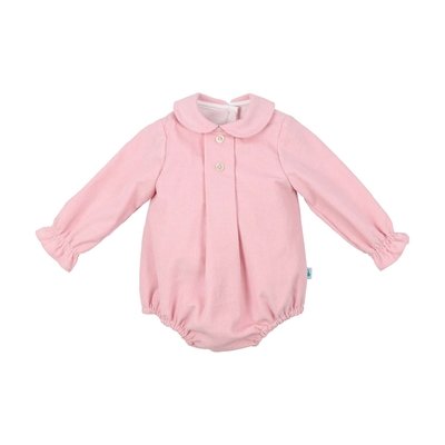 Fofo com manga para bebé em bombazine rosa. Destaques de texto salientam algumas características: 100% algodão; forro interior; gola redonda; elásticos nas penas e punhos; botões de massa nas costas; molas de pressão no entrepernas.