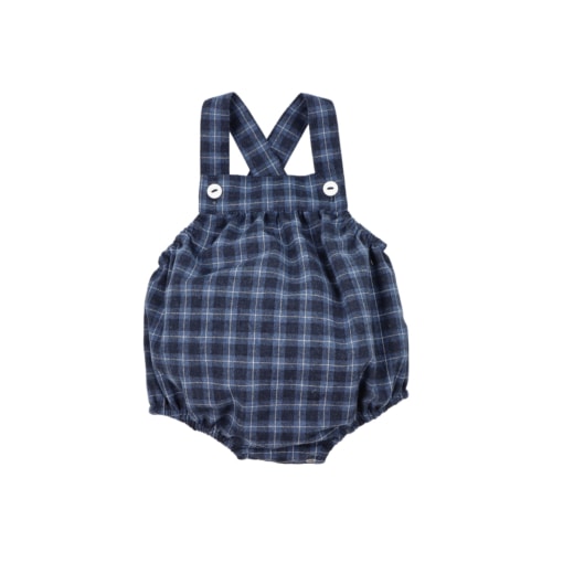 Fofo de alças para bebé em vaiela muito macia e ligeiramente cardada, ao xadrez em diferentes tons de azul com detalhes em branco. As alças cruzam nas costas e apertam à frente com botões. Elástico nas costas e no entrepernas, para maior conforto. Tem molas também no entrepernas.