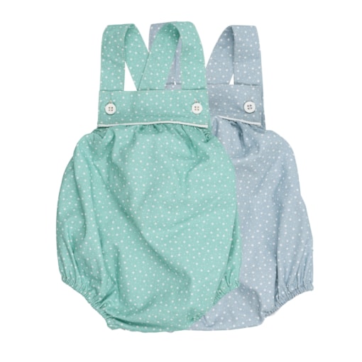 Conjunto de dois fofos de bebé em tecido de algodão verde claro e azul claro com um padrão de estrelas brancas estampado. Tem botões de massa branca nas alças.