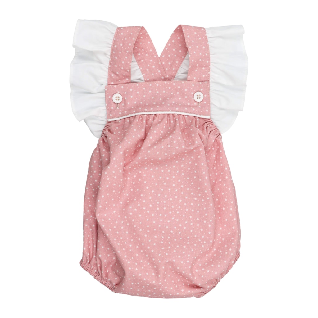Fofo de bebé em tecido de algodão rosa claro com um padrão de estrelas brancas estampado. Tem botões de massa branca e folhos nas alças.