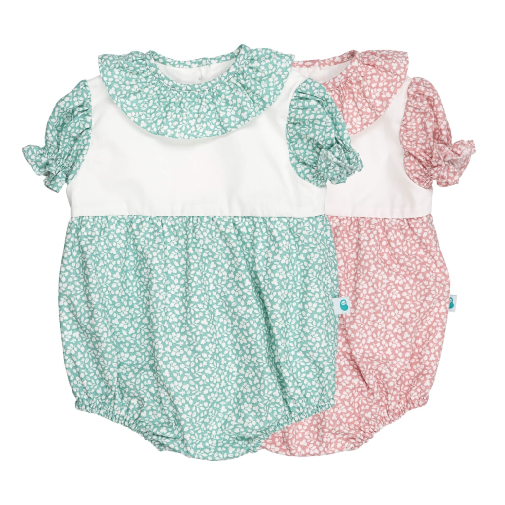 Conjunto de dois fofos de bebé com manga curta com folhos. São feitos em tecido rosa claro  e verde claro com padrão de flores brancas estampado e tem a gola em tecido a condizer.