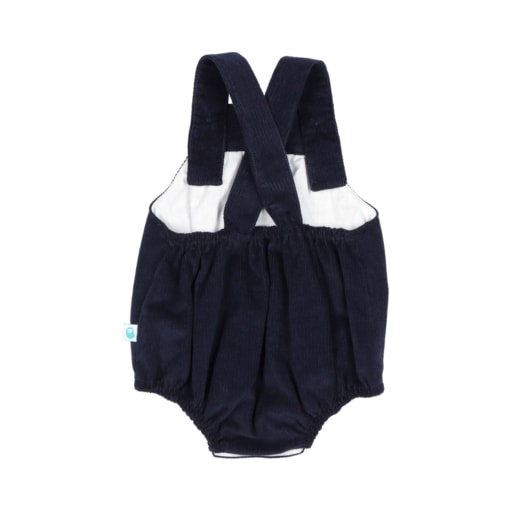Vista de costas de um fofo para bebé feito em tecido de bombazine azul. Tem forro interior branco, as alças cruzam nas costas e tem um elástico ao nível da cintura e das pernas para um melhor ajuste.