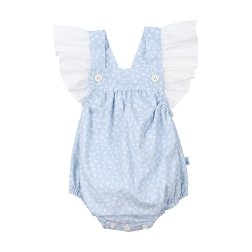Fofo para bebé feito em tecido de algodão orgânico azul com estampa floral. Folho branco nas alças, que cruzam nas costas e apertam com botões de massa brancos na frente. Elástico nas costas e nas pernas e aperta com botões no entrepernas.
