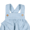 Fofo de bebé azul claro em fazenda com botões de madeira nas alças. Tem forro interior branco e aperta com molas de pressão no entrepernas.
