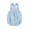 Fofo de bebé azul claro em fazenda com botões de madeira nas alças. Tem forro interior branco e aperta com molas de pressão no entrepernas.