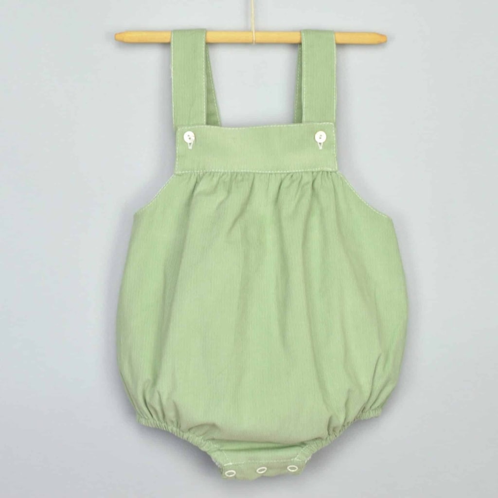 Fofo para bebé feito em bombazine verde, com forro interior. Elástico muito confortável nas pernas, botões de madre-pérola nas alças e botões de pressão no entre-pernas.