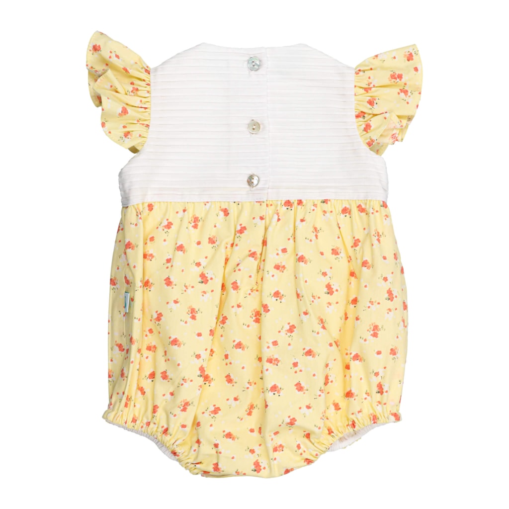 Vista de costas de fofo de bebé amarelo com estampado de flores vermelhas. Tem folhos nos ombros e botões de madrepérola.