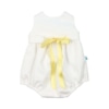 Fofo de bebé feito em tecido piquet branco com fita de cetim amarela.