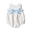 Fofo de bebé feito em tecido piquet branco com fita de cetim azul.