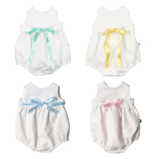 Conjunto de quatro fofos de bebé feitos em tecido de piquet branco de algodão com uma fita de cetim na frente.